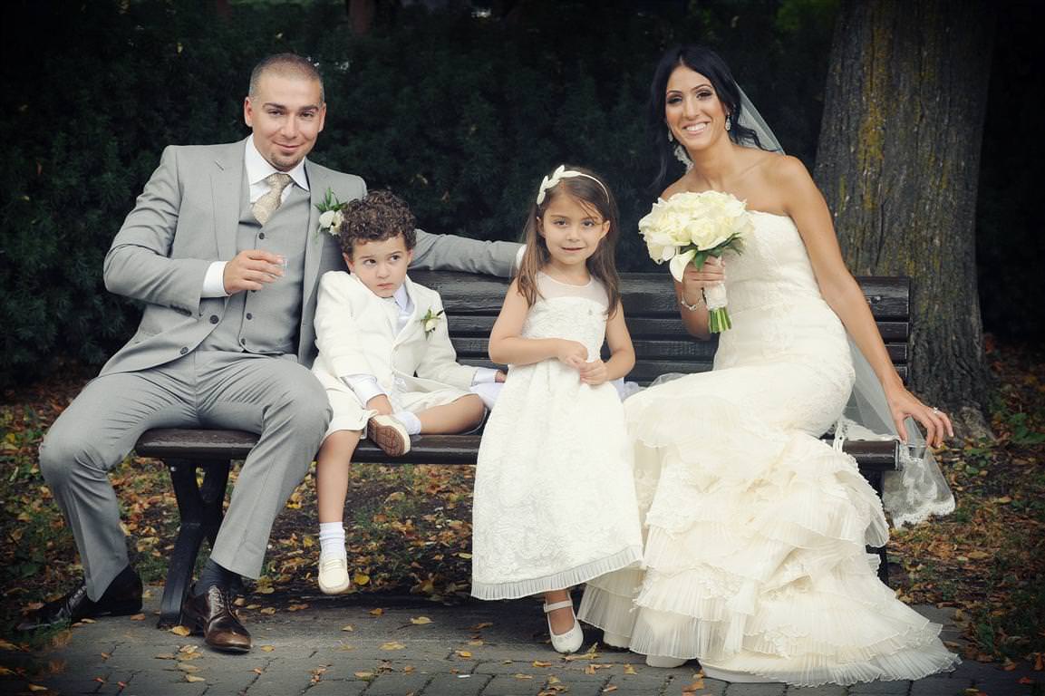 astonishing wedding group portrait couple kids colored wedding photo by lavimage montreal