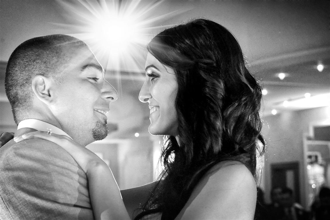 astonishing wedding bride groom romantic fisrt dance under artificial star black white photo by lavimage montreal