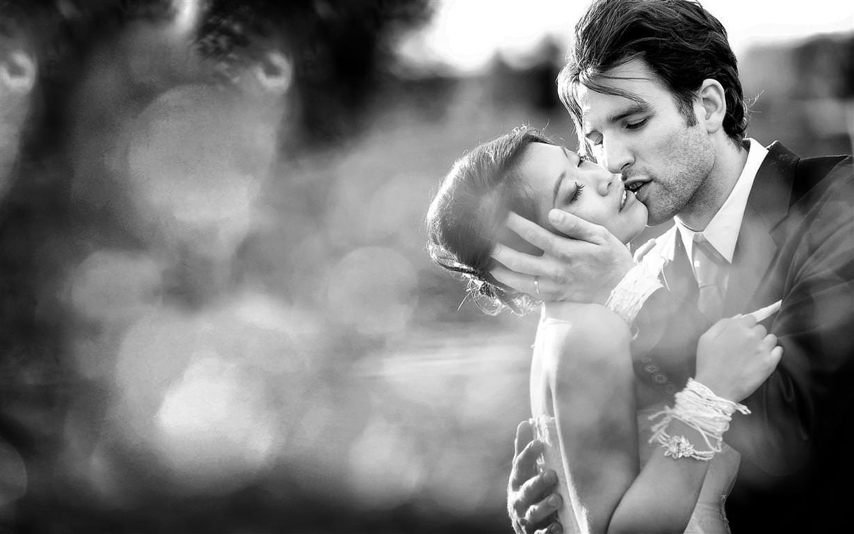 heavenly wedding romantic kiss black white artistic shot by lavimage montreal