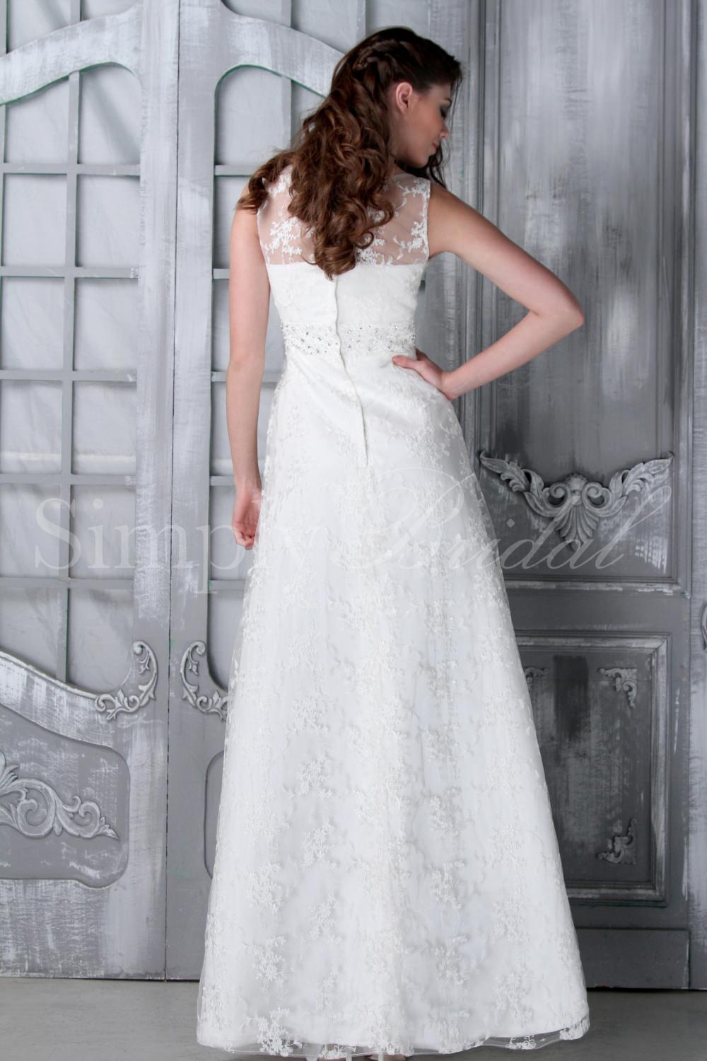 2013 wedding dress trends bride in dress trimmed with lace guest post by lavimage montreal