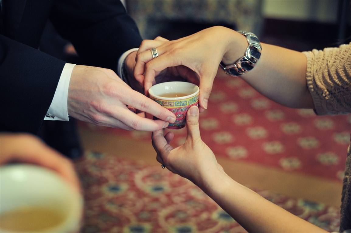 chinese tea wedding ceremony bride groom hands with tea by lavimage montreal