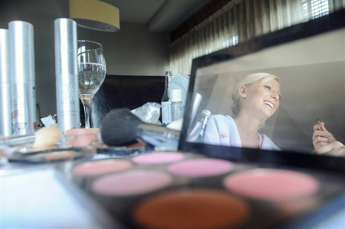 colored wedding photos getting ready bride make-up mirror reflection by lavimage montreal