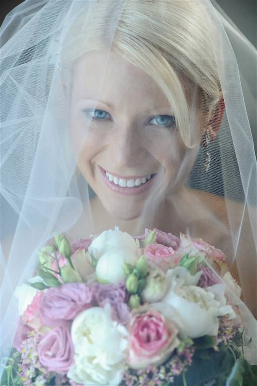 colored wedding photos bridal portrait beauty veil flowers by lavimage montreal