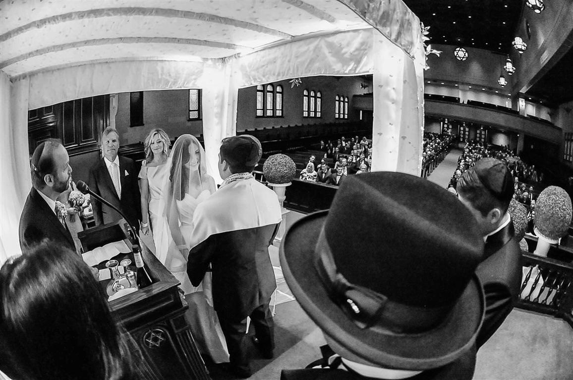 Jewish wedding ceremony at Shaare Hashomayim synagogue photographed by La V image- Wedding photographer Montreal