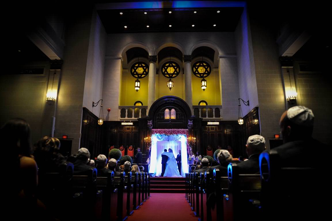 Jewish wedding ceremony at Shaare Hashomayim synagogue photographed by La V image- Wedding photographer Montreal