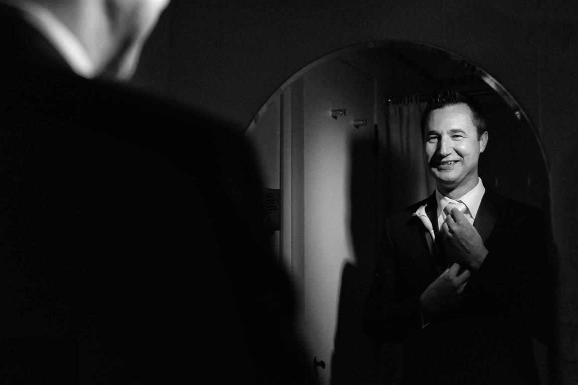 black white wedding photos getting ready groom mirror art by lavimage montreal