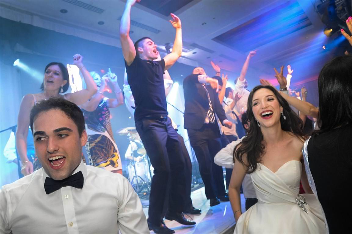Crazy party at the Jewish wedding at Shaare Hashomayim synagogue photographed by La V image- Wedding photographer Montreal