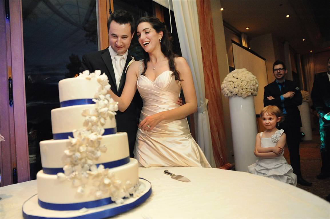 colorful wedding photos reception cutting cake bride groom by lavimage montreal