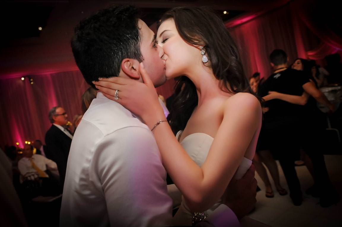 A kiss at the Crazy party at the Jewish wedding at Shaare Hashomayim synagogue photographed by La V image- Wedding photographer Montreal
