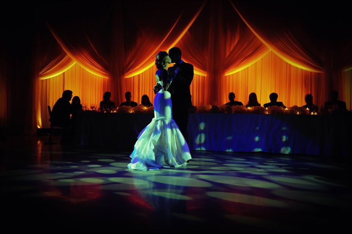 coloder wedding photos bride groom first dance by lavimage montreal at the Science Centre Wedding