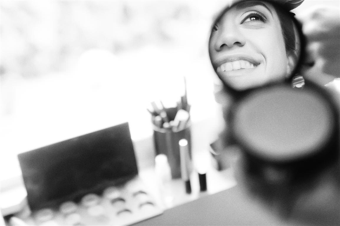 black and white wedding pictures getting ready bridal artistic portrait mirror by lavimage montreal