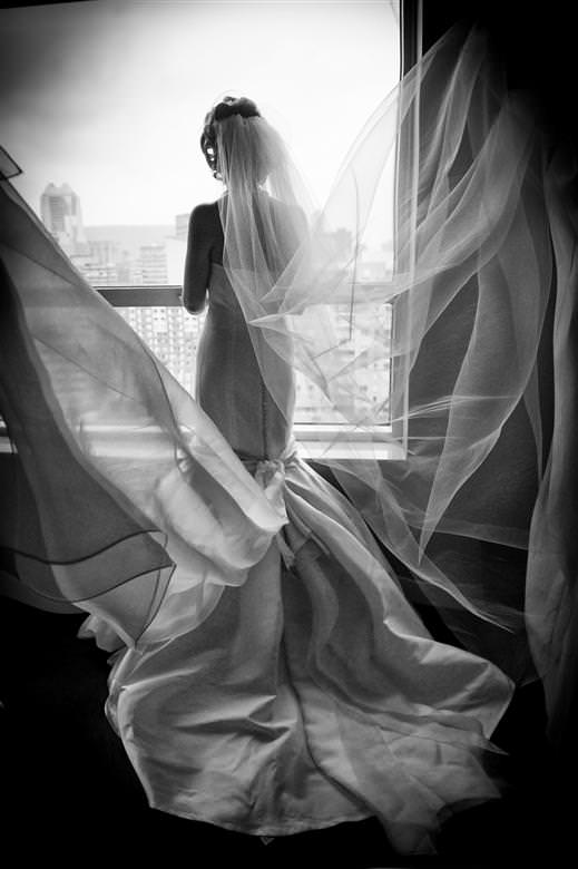 Bridal portrait in a beutiful wedding dress Award Winning pictures by La V image Montreal wedding photographer