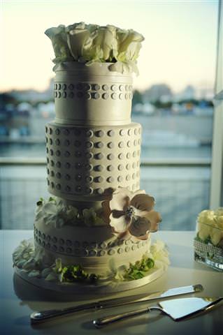 Wedding cake Wedding at the Science Centre Montreal by La V image-Montreal wedding photographer