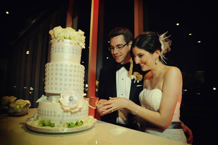 Bride and groom cutting the Wedding cake-Wedding at the Science Centre Montreal by La V image-Montreal wedding photographer
