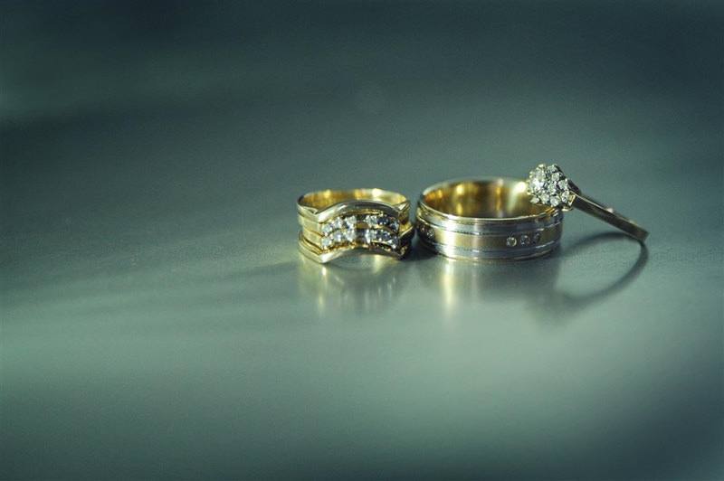 Close up of the wedding rings at the vineyard wedding photographed by La V image-Montreal wedding photographer