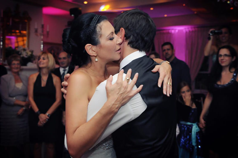 First dance  at the vineyard wedding photographed by La V image-Montreal wedding photographer 
