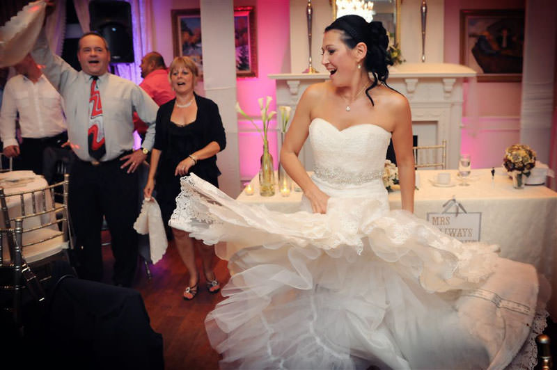 Bride dancing at the wedding reception of the vineyard wedding photographed by La V image-Montreal wedding photographer