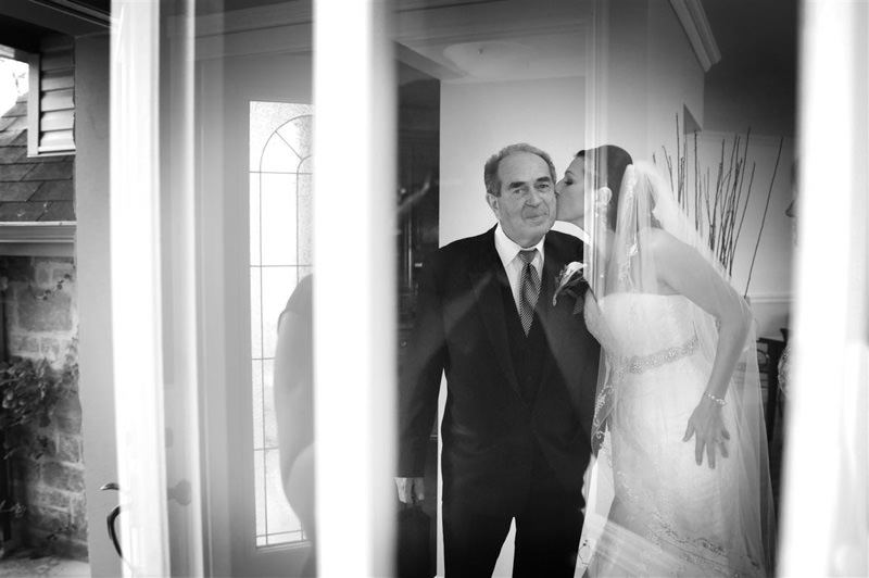 Bride kissing her dad in the morning at the vineyard wedding photographed by La V image-Montreal wedding photographer