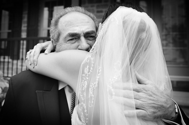 Bride hugging her father in the morning at the vineyard wedding photographed by La V image-Montreal wedding photographer