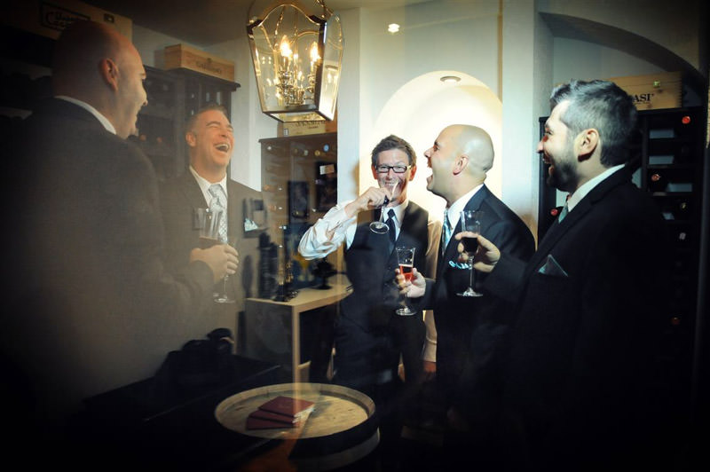Groom gets ready drinking champaign with groomsmen at the vineyard wedding photographed by La V image-Montreal wedding photographer