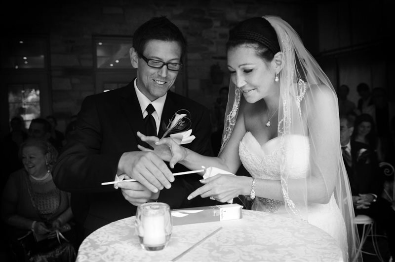 Bride and groom lighting candles at the wedding ceremony  at the vineyard wedding photographed by La V image-Montreal wedding photographer