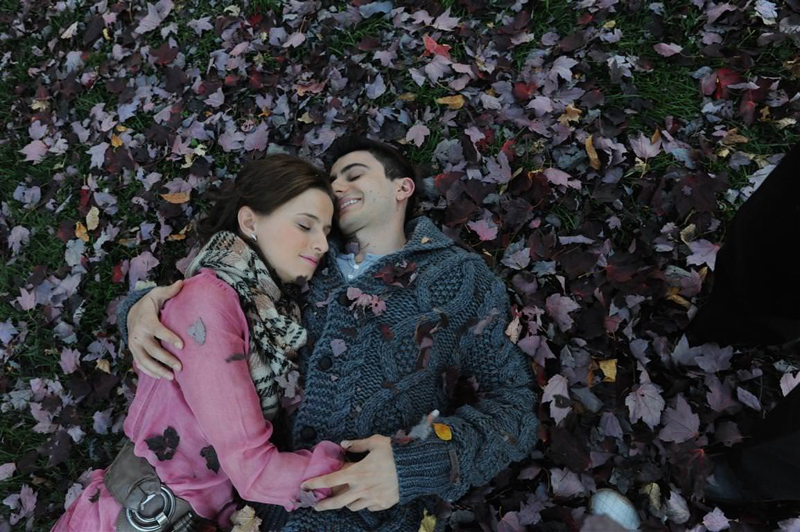 Couple in love huging in with colourful leaves Engagement session at the botanical garden of Montreal by la V image