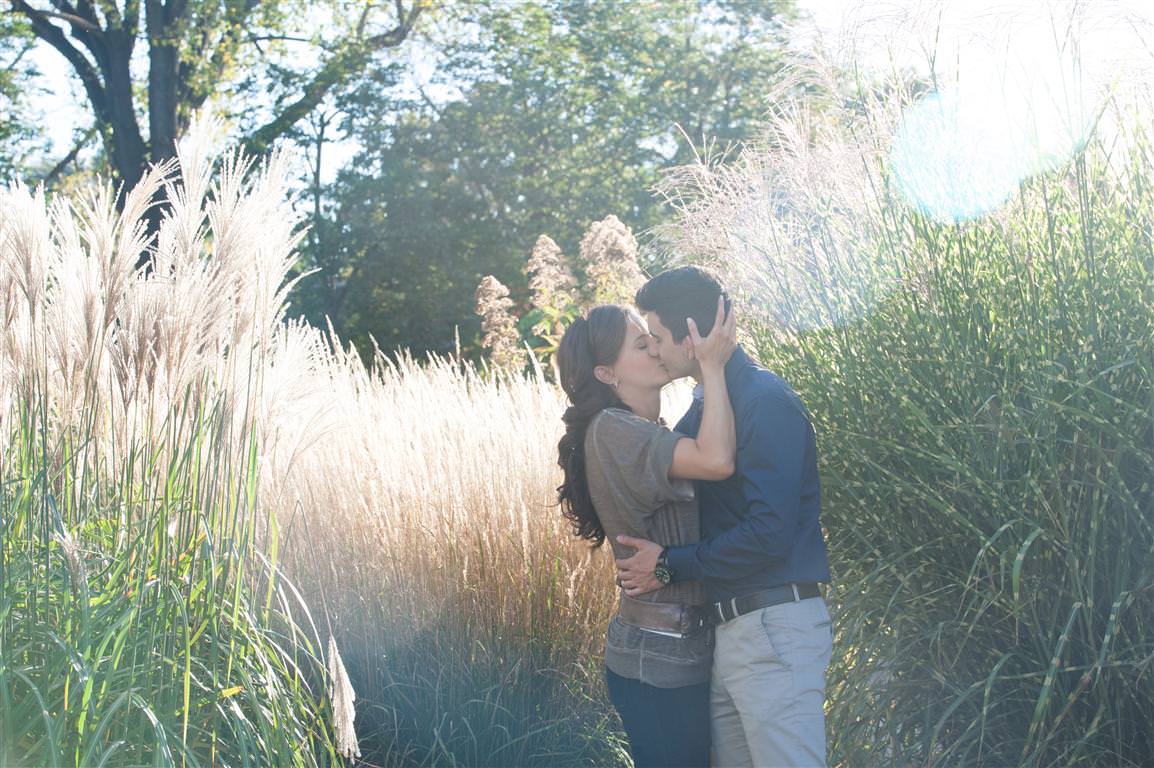 Couple kissing Engagement session at the botanical garden of Montreal by la V image