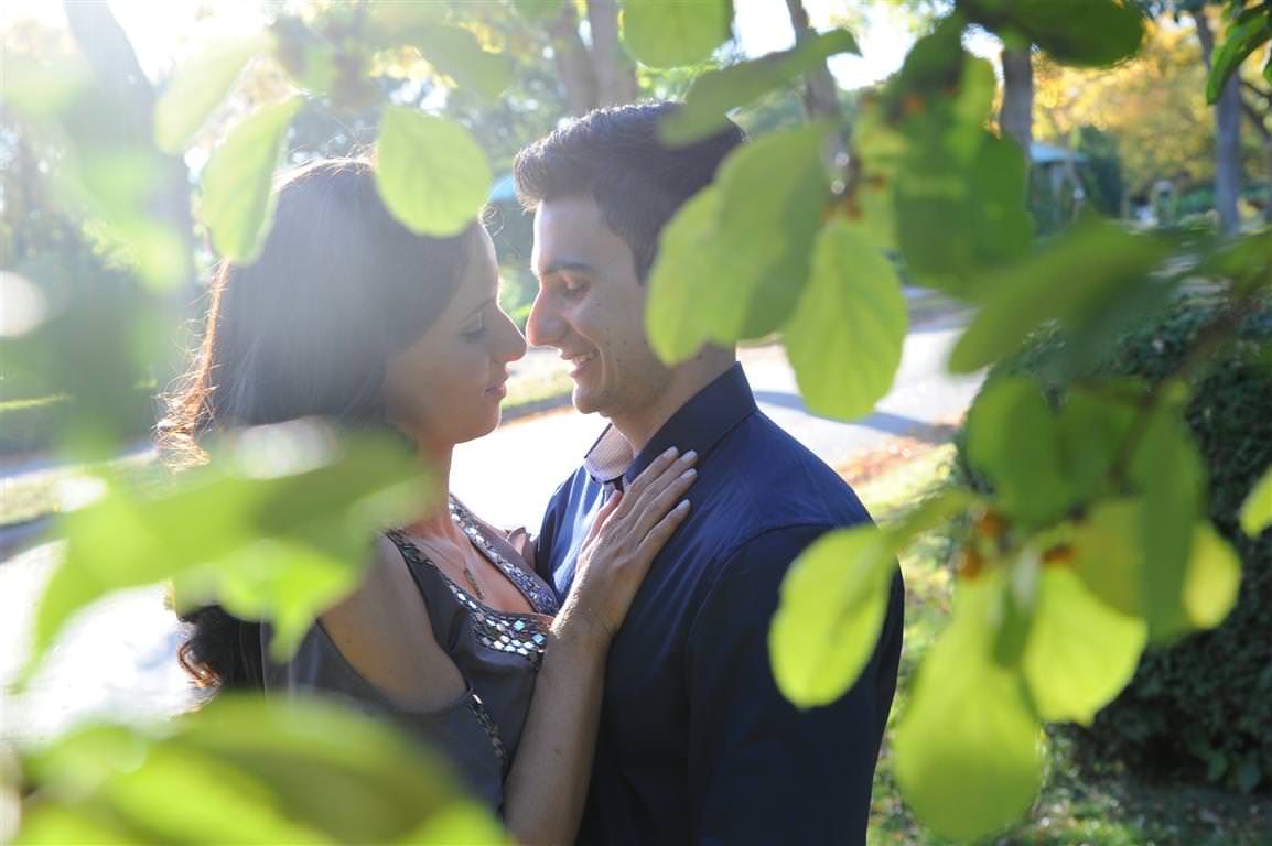Couple in the tree Engagement session at the botanical garden of Montreal by la V image