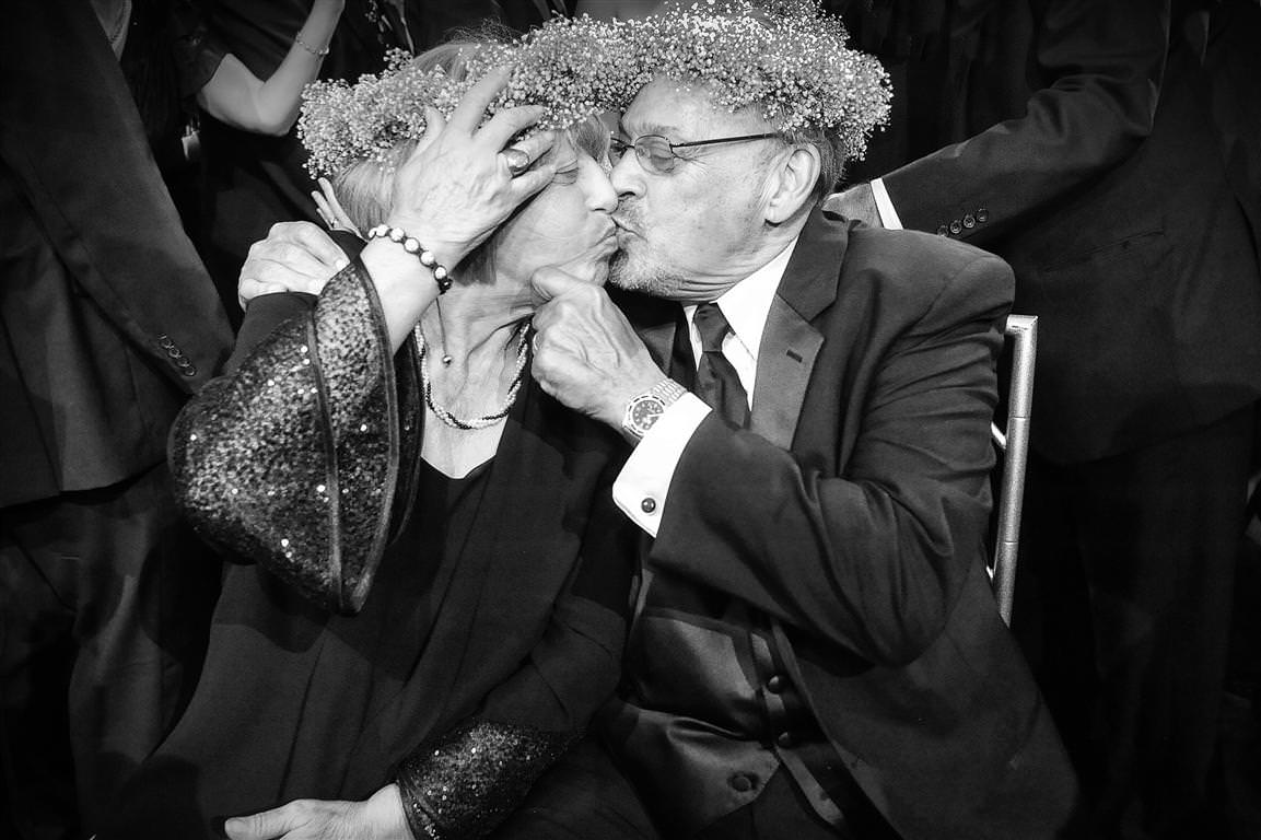 Parents at wedding-Parents kissing- jewish traditions by La V image Montreal wedding photographer