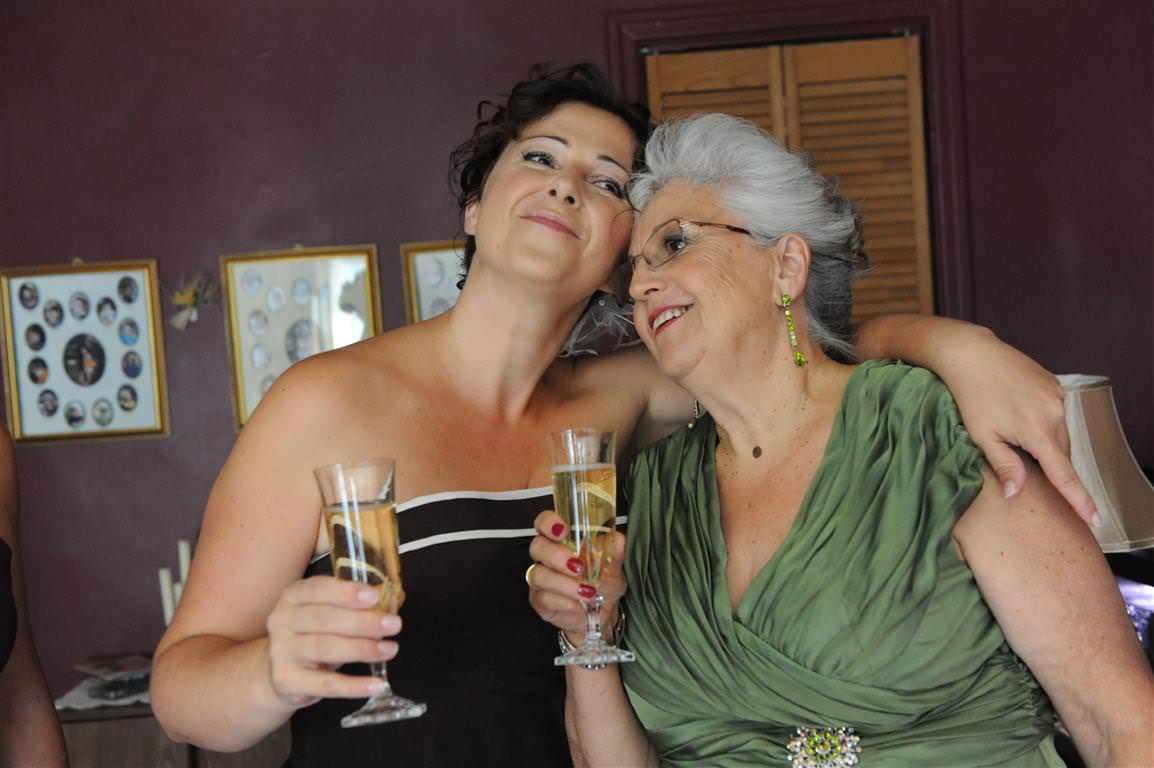 Parents at wedding-Bride and her mom drinking champaign by La V image Montreal wedding photographer