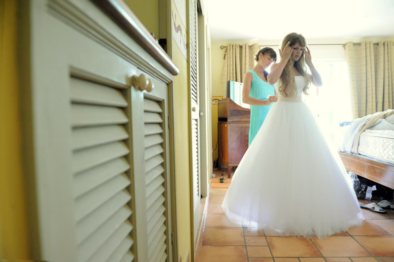 Bride gets ready in her room destination wedding in Cuba by La V image photography - Montreal wedding photograpgher
