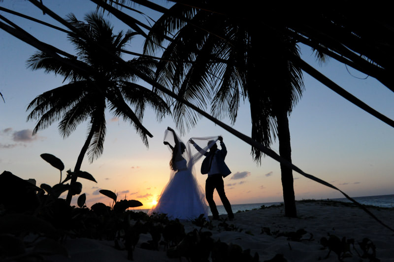 bride and groom silhouettes at the romantic session at the beach in the city of Varadero at the destination wedding in Cuba by La V image photography - Montreal wedding photograpgher