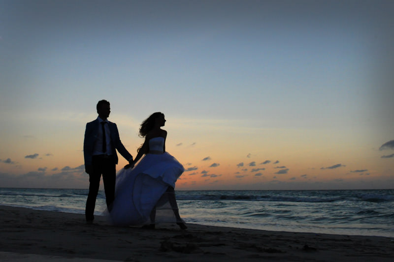 bride and groom silhouettes at the romantic session at the beach in the city of Varadero at the destination wedding in Cuba by La V image photography - Montreal wedding photograpgher