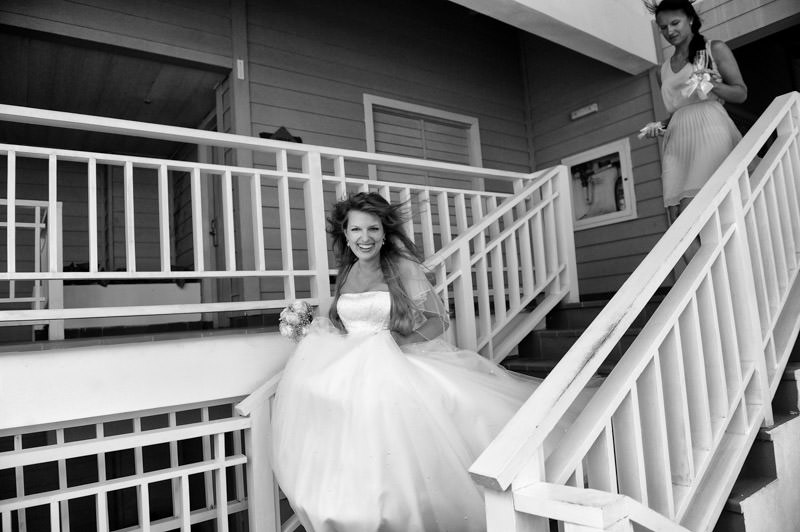 Bride walkes down the stairs to the wedding ceremony destination wedding in Cuba by La V image photography - Montreal wedding photograpgher