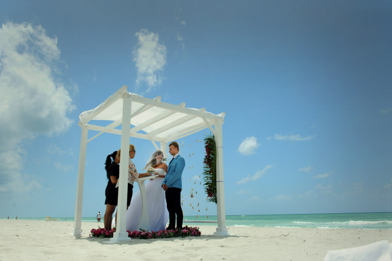  wedding ceremony at the beach destination wedding in Cuba by La V image photography - Montreal wedding photograpgher