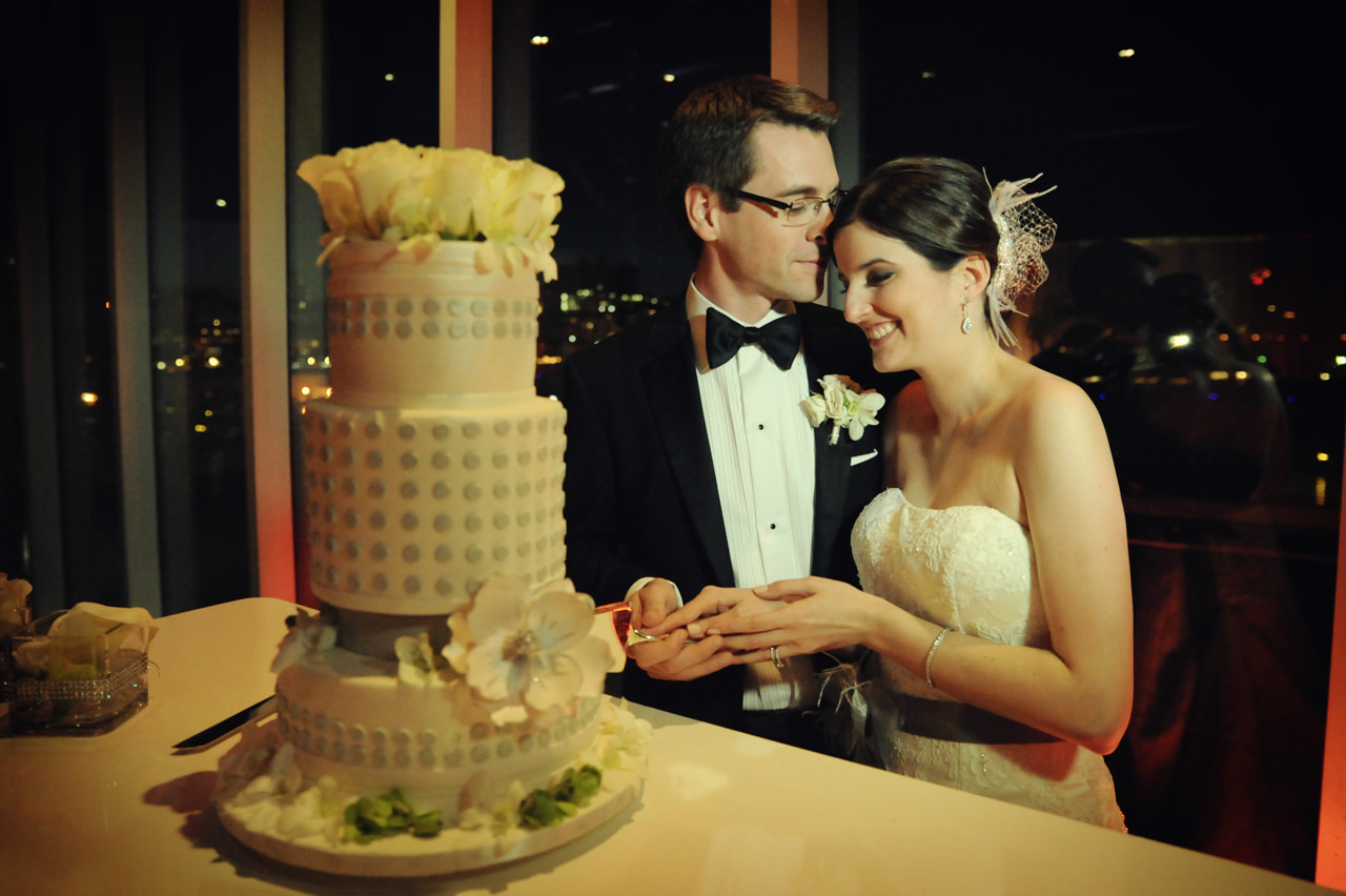 Wedding party Bride and groom cutting the cake by la V image-Montreal wedding photographer