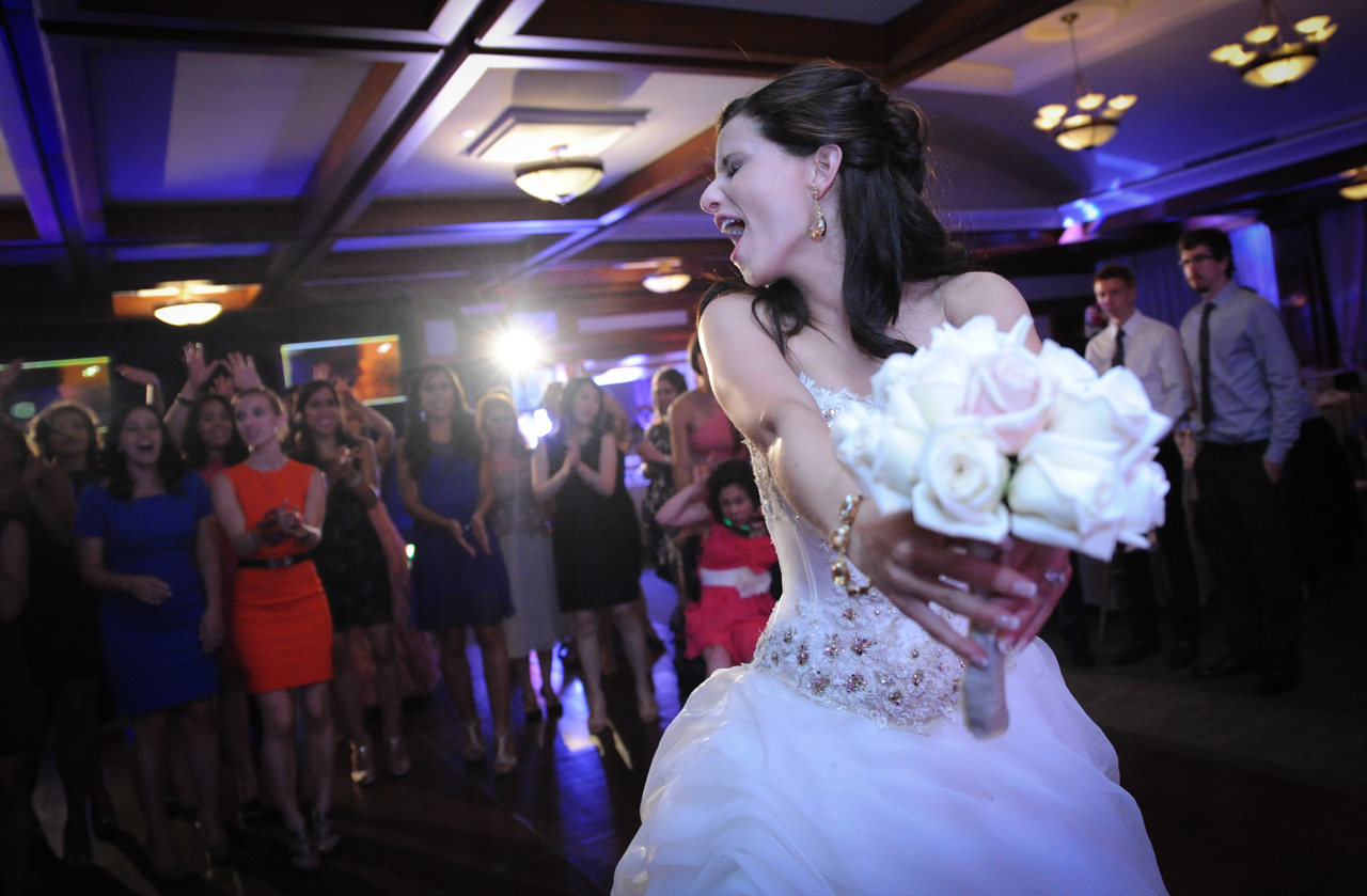 Wedding party Bride throwing the bouquet by la V image-Montreal wedding photographer