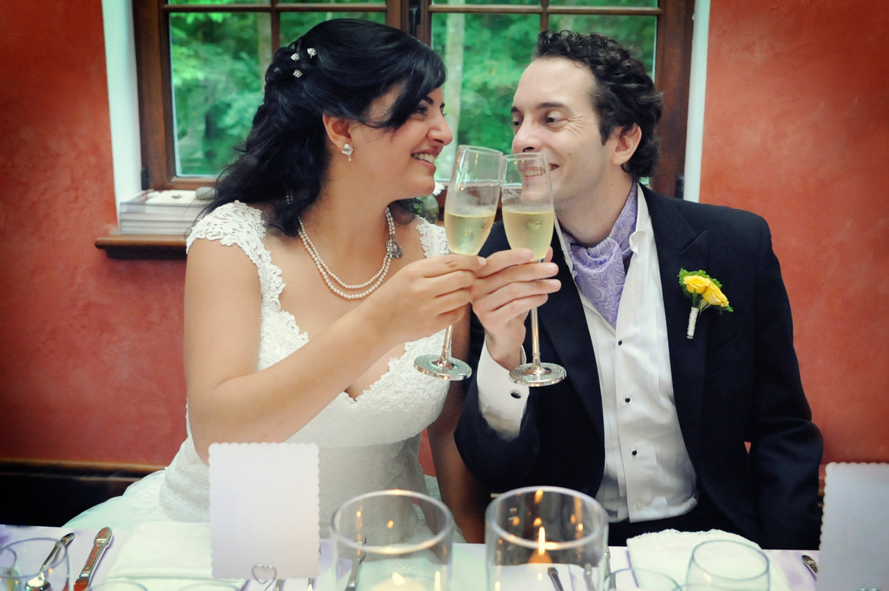 Wedding party Bride ang groom drinking champaign la V image-Montreal wedding photographer